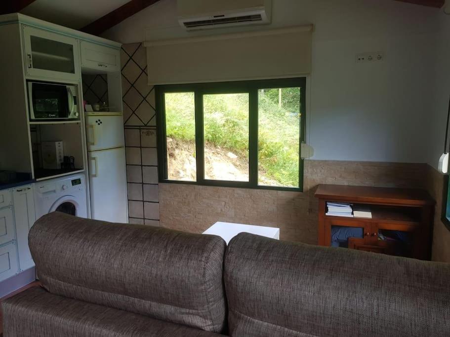 Pequena Cabana Rodeada De Verde Y Cerca De Todo Cotorrio Exterior foto